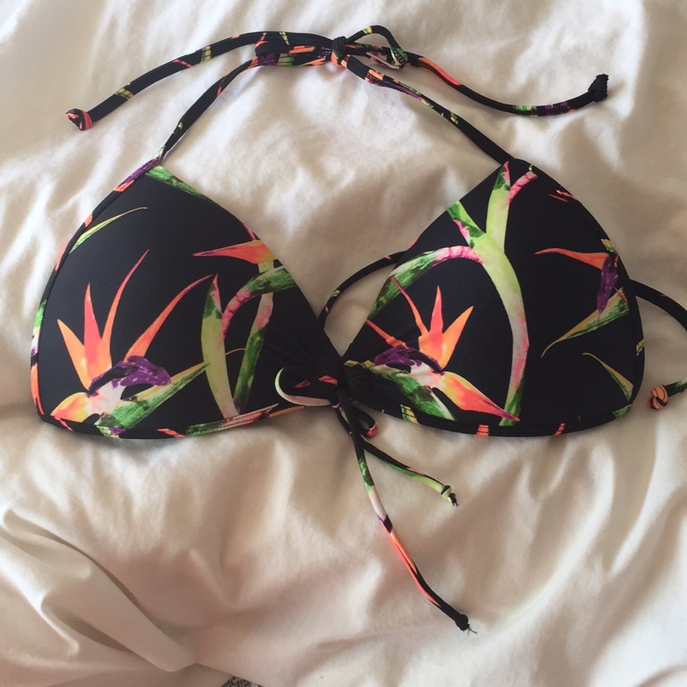 Bikini top with soft push up cups